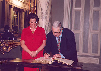 Antonio Ferrer-Hijo Predilecto(2).jpg (32780 bytes)
